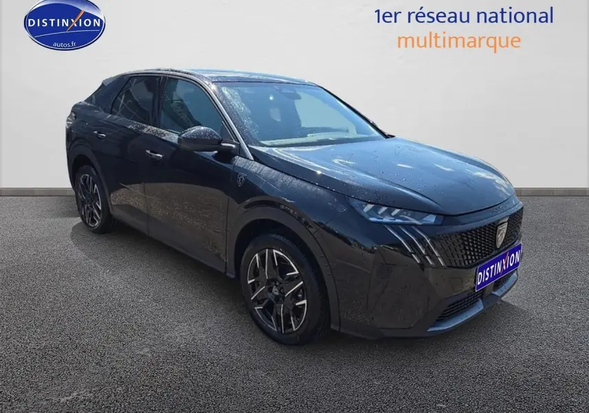 Peugeot 3008 Hybrid noir en 3/4 avant droit, avec jantes alu et phares LED distinctifs.