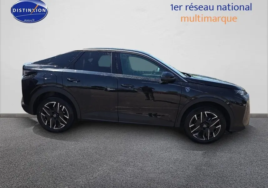 Vue de profil côté gauche d’un Peugeot 3008 Hybrid 145 GT e-dcs6 noir avec jantes alliage distinctives.