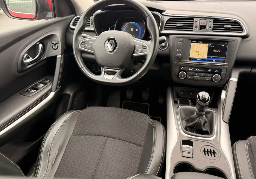 Vue intérieure côté conducteur du Renault Kadjar 1.2 TCE 130 Energy Intens avec volant cuir et console centrale équipée.