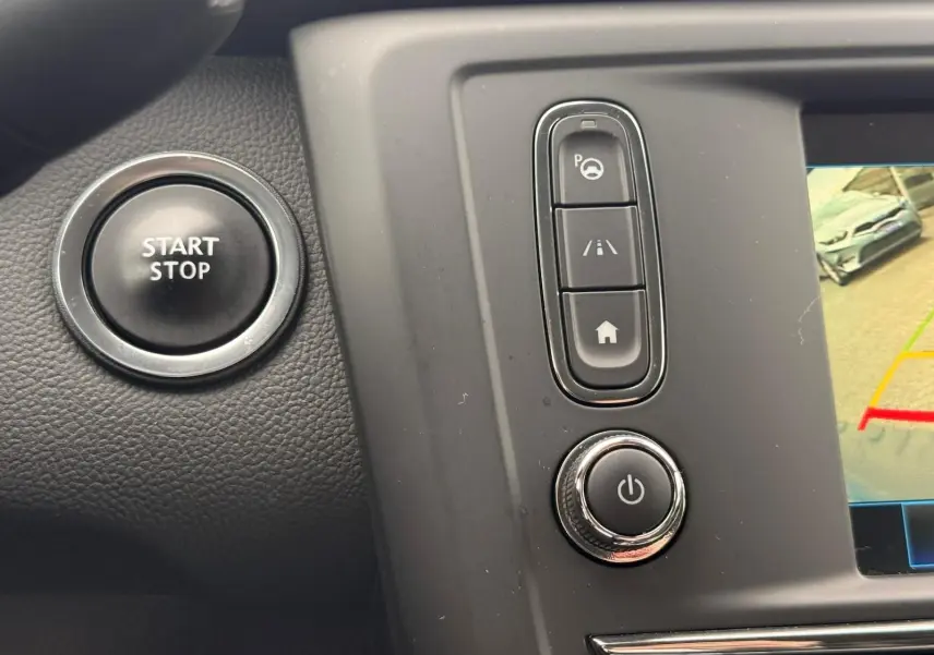 Détail intérieur du tableau de bord du Renault Kadjar montrant le bouton Start/Stop et les commandes d’aide à la conduite.