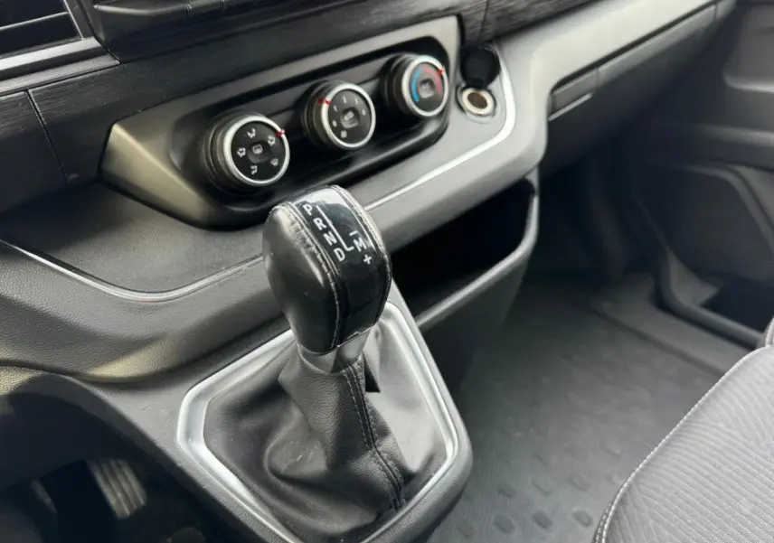 Levier de vitesses automatique noir et console centrale du Nissan Primastar N-Connecta 2022 vue côté droit.