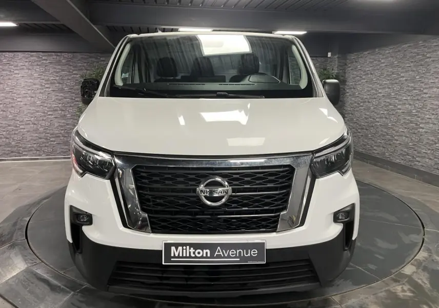 Vue de face du Nissan Primastar blanc 2022 avec calandre noire et logo Nissan bien visible.