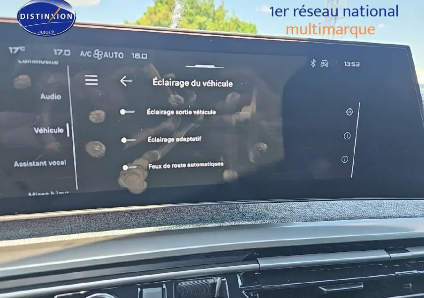 Écran tactile intérieur du Peugeot 3008 noir, affichant les réglages d’éclairage du véhicule.