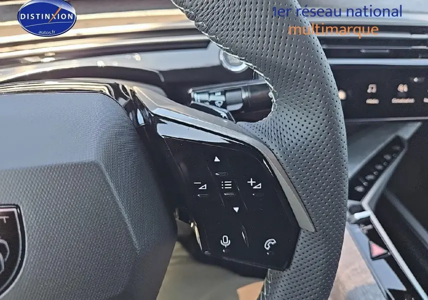 Gros plan sur le volant cuir perforé côté gauche du Peugeot 3008 noir, avec commandes vocales et audio intégrées.