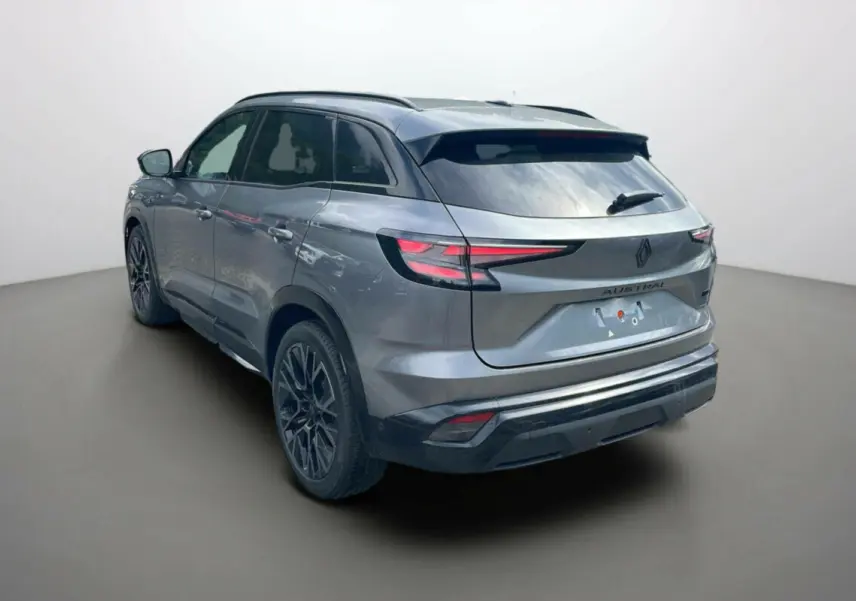 Vue 3/4 arrière droite du Renault Austral gris schiste avec feux LED et jantes alu 20 pouces distinctives.