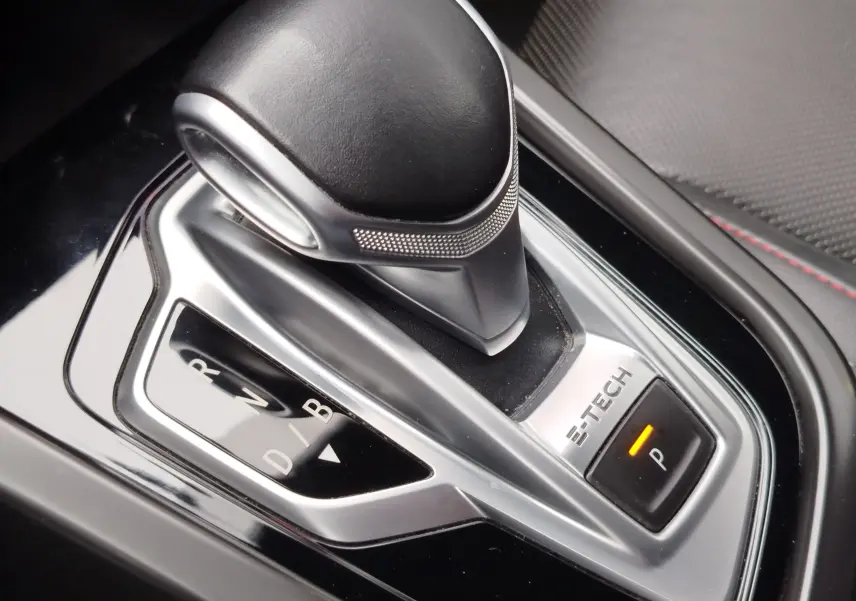 Gros plan sur le levier de vitesses automatique E-Tech de la Renault Arkana 1.6 hybride, finition RS Line, intérieur noir.