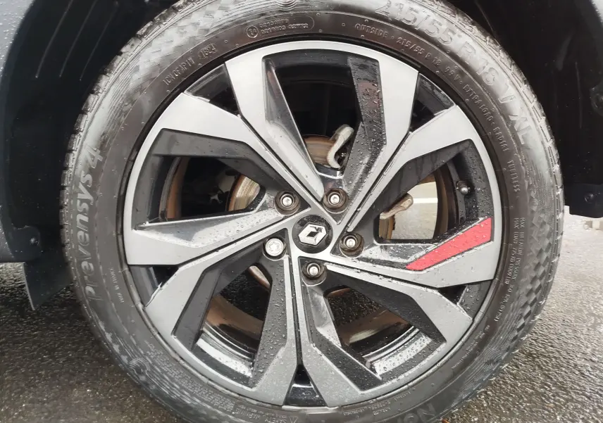 Gros plan sur la jante alliage noire et grise avec détail rouge du Renault Arkana 1.6 E-Tech 145ch RS Line 2022.