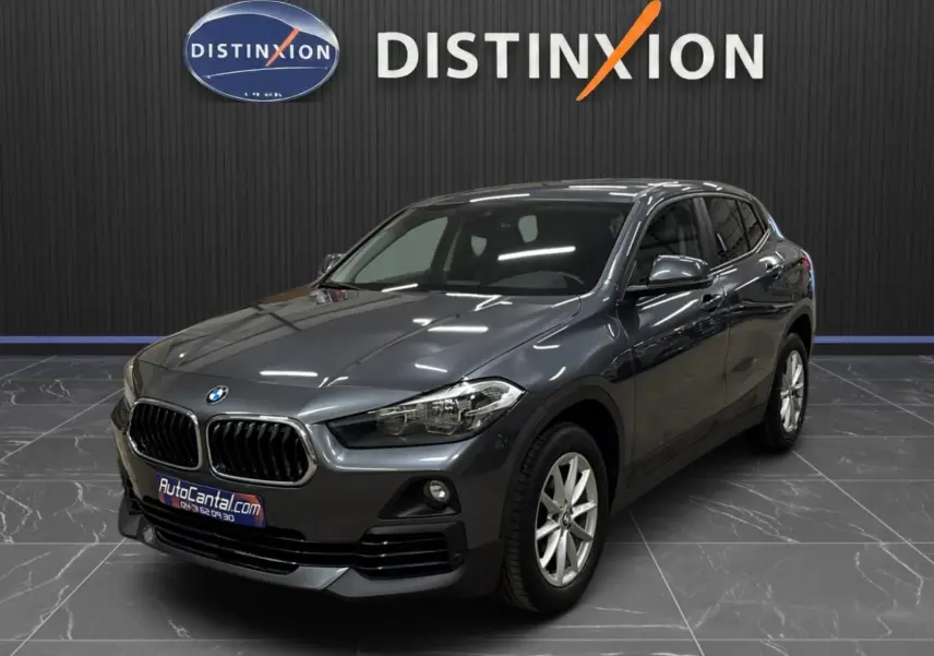BMW X2 gris minéral métallisé vue 3/4 avant droit, avec calandre double haricot et jantes alliage 17 pouces.