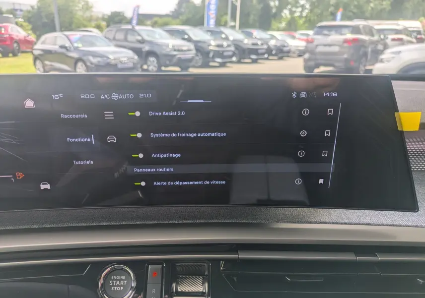 Vue intérieure du tableau de bord du Peugeot 3008 Hybrid avec écran tactile affichant les options d'assistance à la conduite.