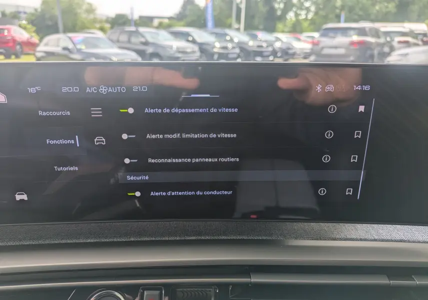 Écran tactile central du Peugeot 3008 Hybrid 145 GT Exclusive affichant les alertes de sécurité du conducteur.