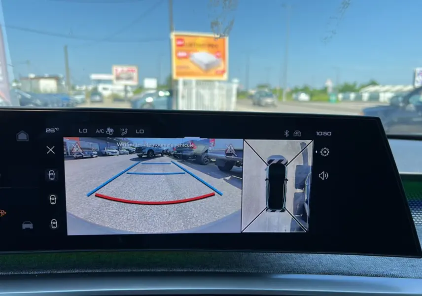 Écran intérieur du Peugeot 3008 Hybrid 2025 montrant la caméra de recul et la vue 360° en stationnement.