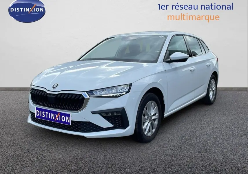 Skoda Scala blanc glacier vue 3/4 avant droit, calandre noire et jantes alliage 16 pouces visibles.