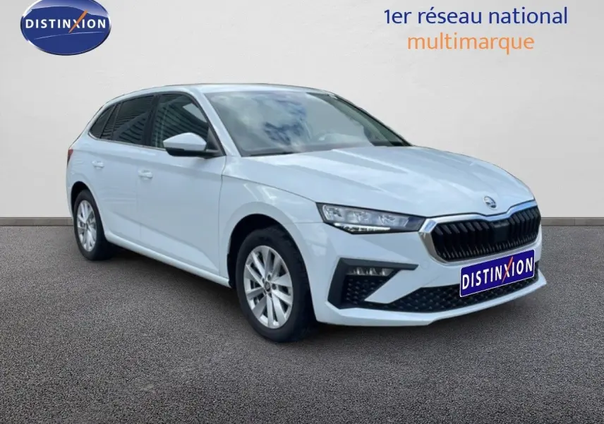Vue 3/4 avant d'une Skoda Scala blanc glacier, avec calandre noire et jantes alliage 16 pouces.