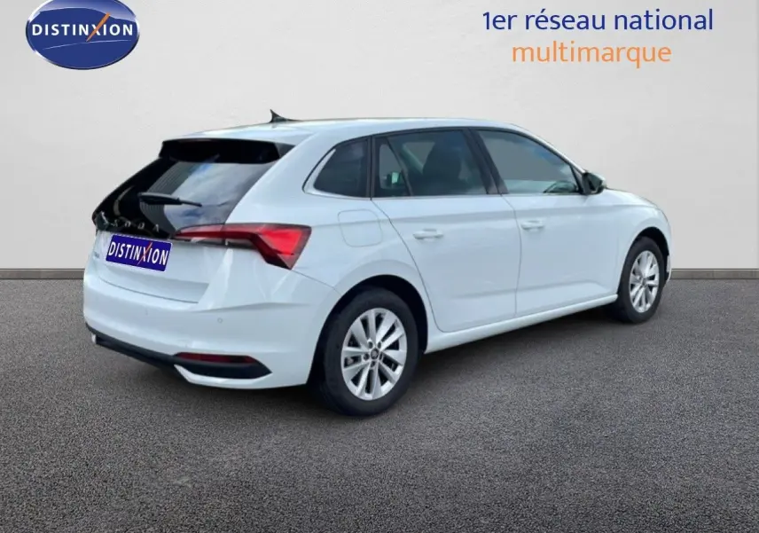 Vue 3/4 arrière droite d'une Skoda Scala blanc glacier avec toit noir et jantes alliage 16 pouces.