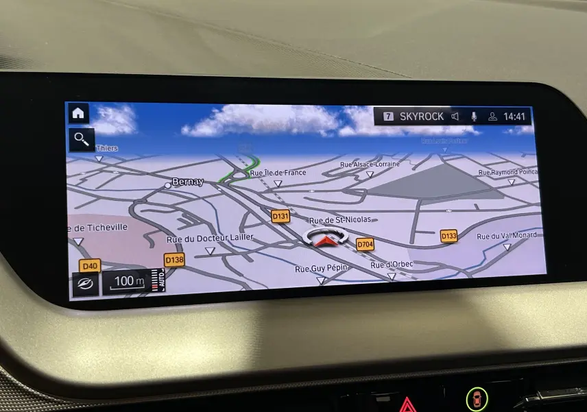 Écran GPS intégré montrant une carte routière avec itinéraire dans le tableau de bord d'une BMW Série 1 noire 2023.