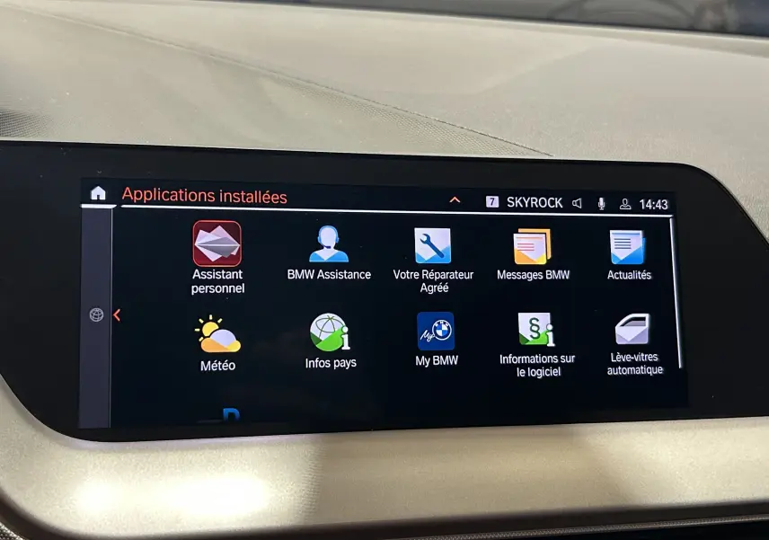 Écran tactile intérieur de la BMW Série 1 16d noir 2023 affichant les applications installées du système GPS virtuel.