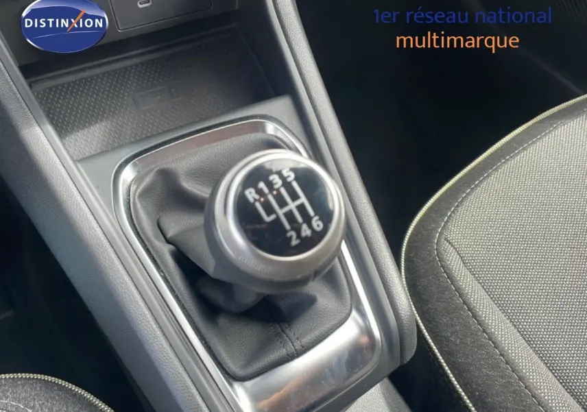 Gros plan sur le levier de vitesses manuel du Renault Captur 2025, intérieur gris noir avec sellerie tissu.