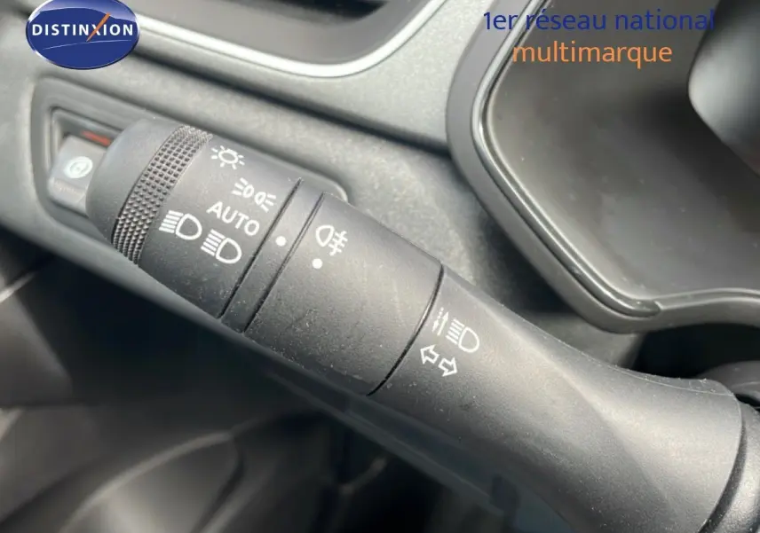 Gros plan sur la commande des phares et clignotants du Renault Captur 2025, intérieur gris noir.
