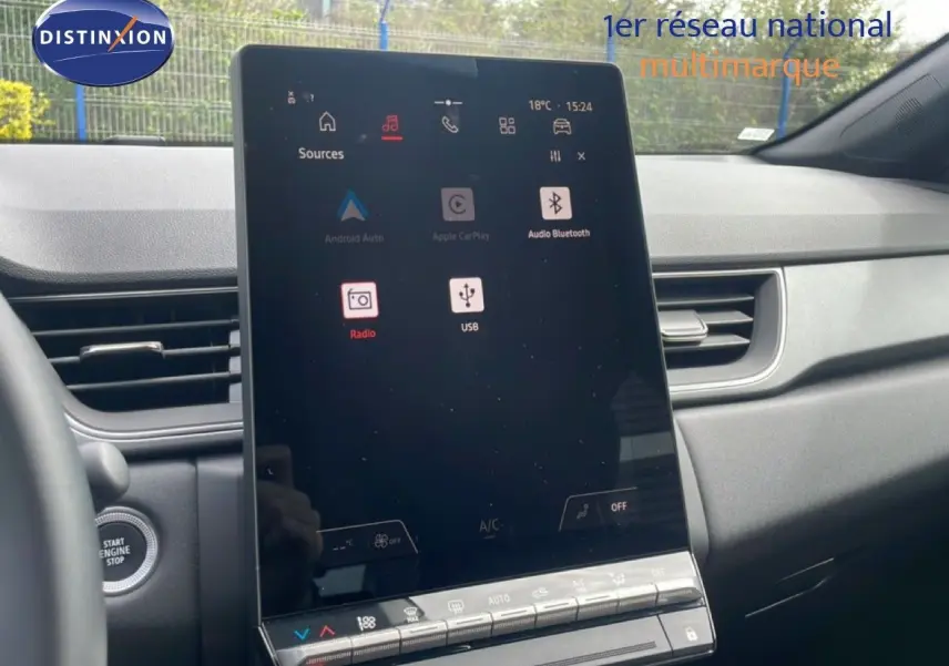 Vue rapprochée de l’écran tactile central noir du tableau de bord du Renault Captur gris Cassiopée métal 2025.