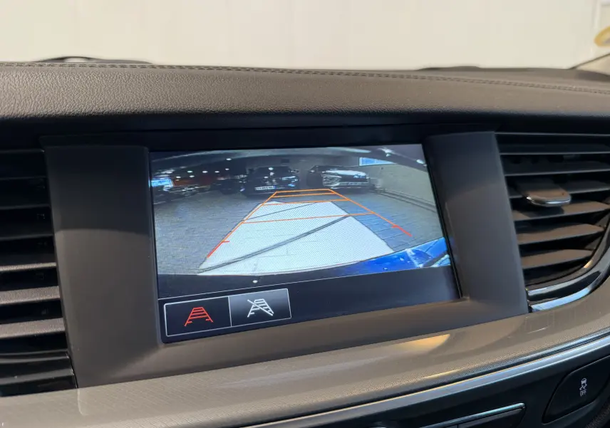 Intérieur de l'Opel Insignia Sports Tourer 2019, vue frontale du tableau de bord et volant, finition tissu gris noir.