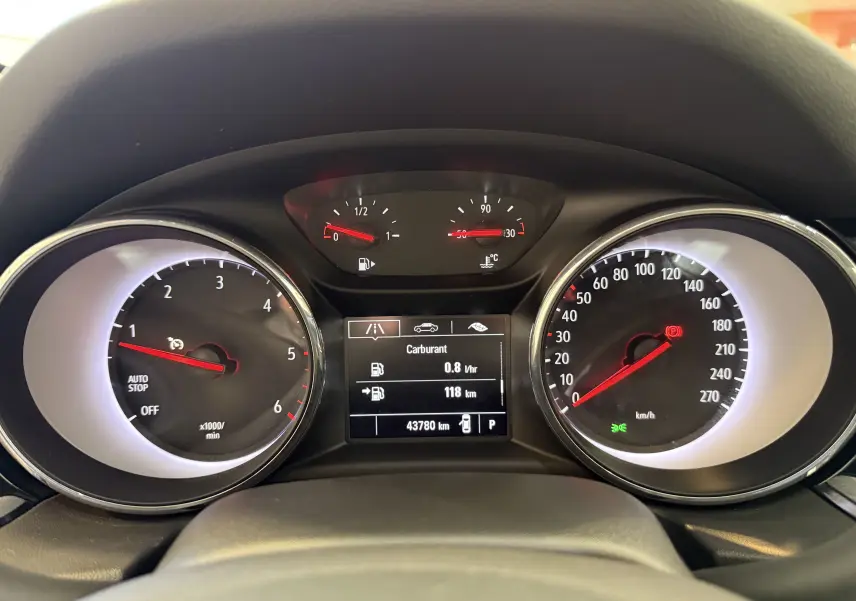 Intérieur de l'Opel Insignia Sports Tourer 2019 vu côté conducteur, sièges tissu gris et tableau de bord noir.