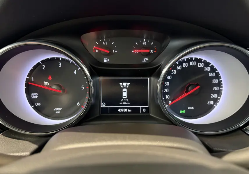 Tableau de bord de l'Opel Insignia Sports Tourer 2019 montrant compte-tours, vitesse et écran central avec affichage de la distance.