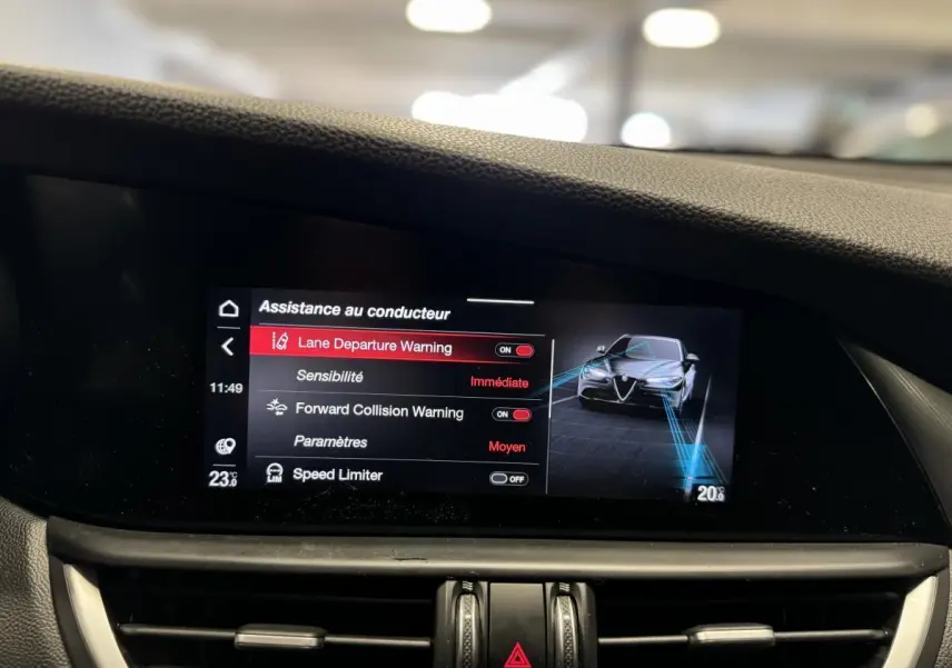 Écran tactile intérieur de l'Alfa Romeo Giulia 2.2 D 2021 affichant les aides à la conduite.