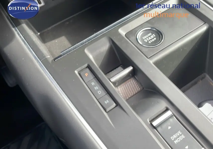 Gros plan sur la console centrale du Citroën C5 Aircross 2024, montrant la commande de boîte auto et le bouton start/stop.