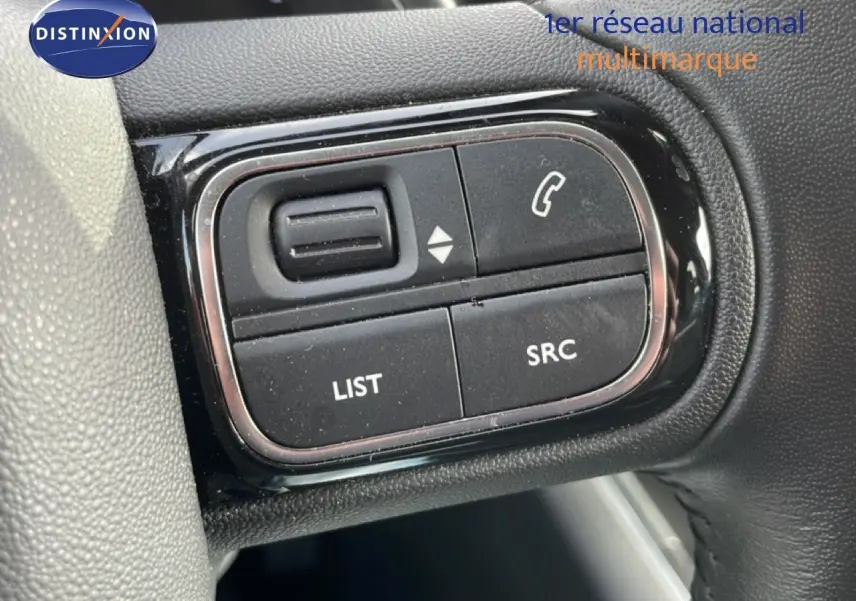 Gros plan sur les commandes au volant noir du Citroën C5 Aircross 2024 en bleu Eclipse Metal.