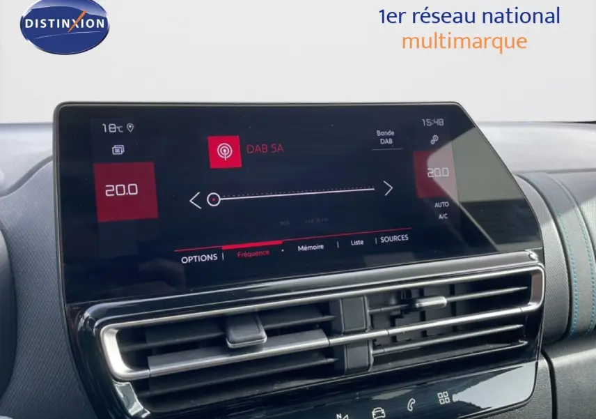 Écran tactile central et aérateurs du tableau de bord intérieur du Citroën C5 Aircross 2024 bleu Eclipse Metal.