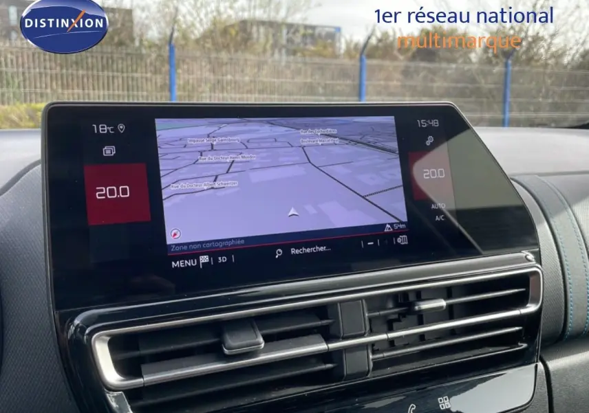 Vue intérieure du tableau de bord du Citroën C5 Aircross 2024 avec écran tactile de navigation et aérateurs centraux.