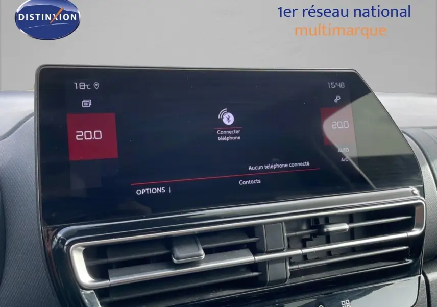 Vue intérieure centrée sur l’écran tactile et les aérateurs du tableau de bord du Citroën C5 Aircross 2024.