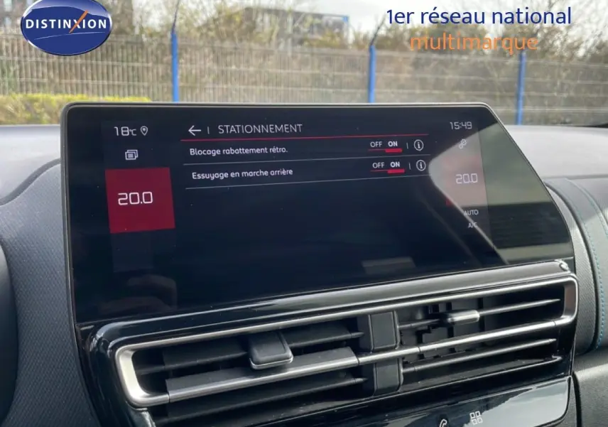 Écran tactile central du tableau de bord du Citroën C5 Aircross 2024 affichant les réglages de stationnement et la température à 20°C.