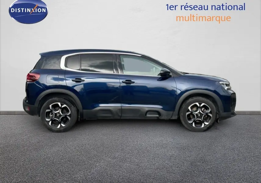 Profil droit d'un Citroën C5 Aircross 2024 bleu eclipse métal avec jantes alliage et protections noires basses.