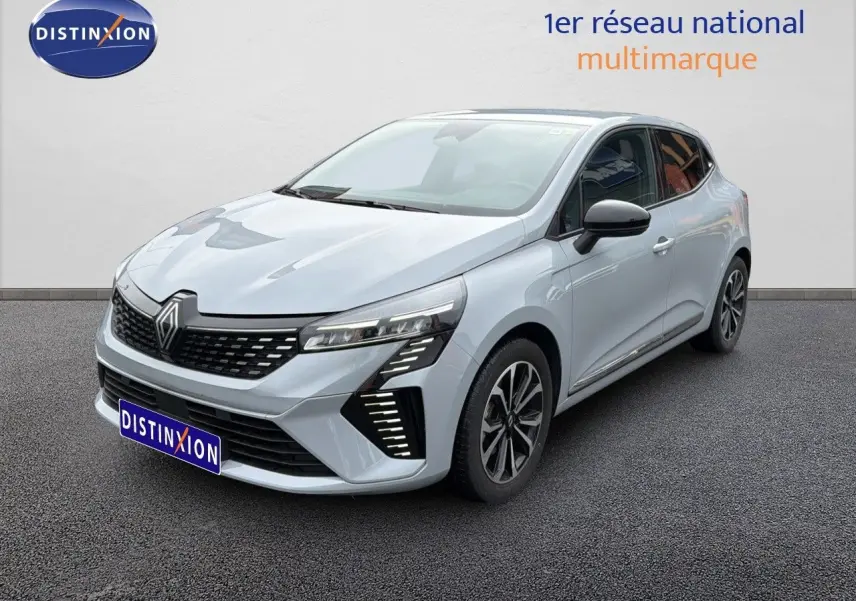 Renault Clio 2025 gris Rafale métal en 3/4 avant droit, avec feux LED et jantes alliage distinctives.