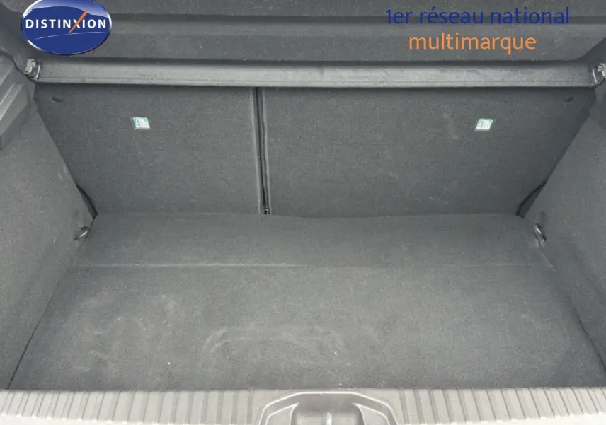 Coffre vide vu de face d'une Renault Clio 2025 gris Rafale Métal, intérieur tissu gris foncé.