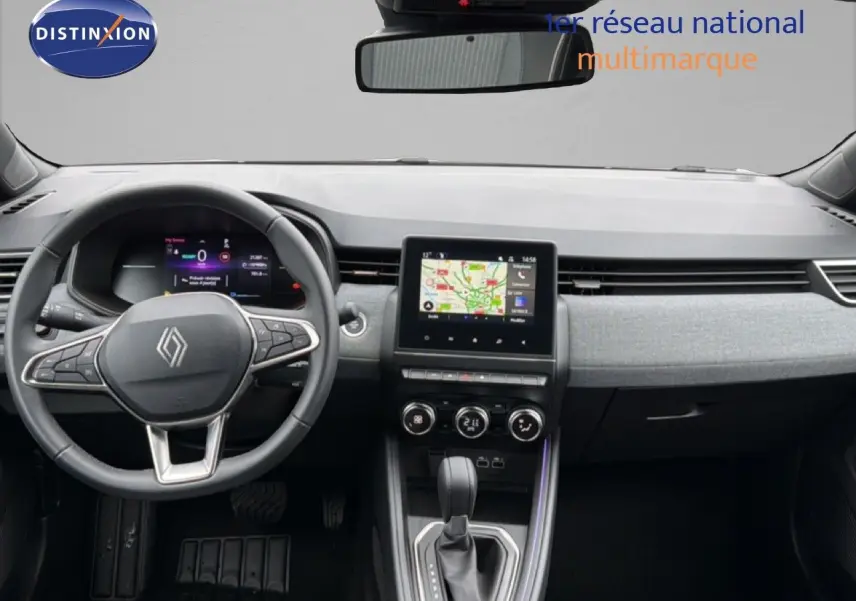 Vue frontale de l’habitacle de la Renault Clio gris Rafale, avec tableau de bord numérique et écran tactile central.