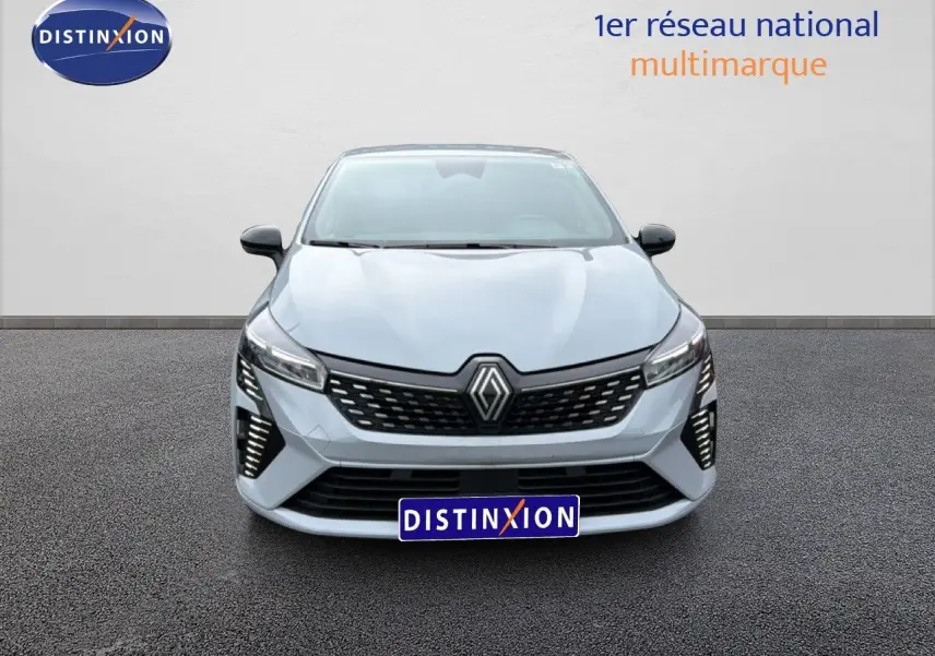 Vue frontale d'une Renault Clio 2025 gris Rafale Métal avec calandre noire et feux LED distinctifs.