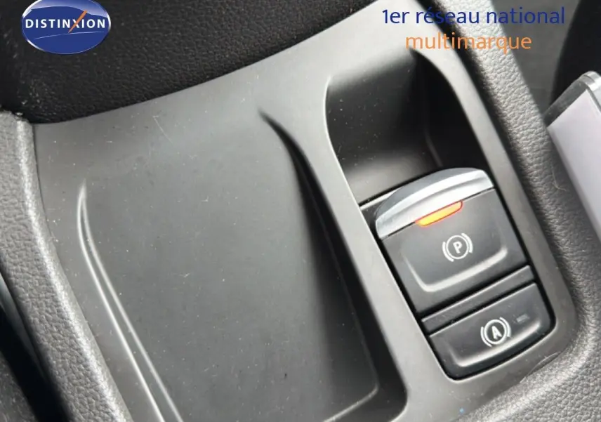 Détail de la console centrale avec bouton de frein à main électrique et fonction auto hold sur Renault Clio gris Rafale.