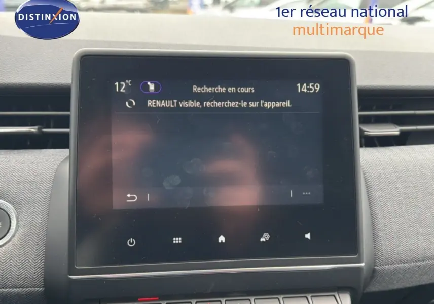 Écran tactile central du tableau de bord de la Renault Clio 2025, affichant une recherche de connexion Bluetooth.