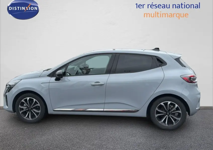 Profil droit d'une Renault Clio 2025 gris rafale métal avec jantes alliage et vitres teintées.