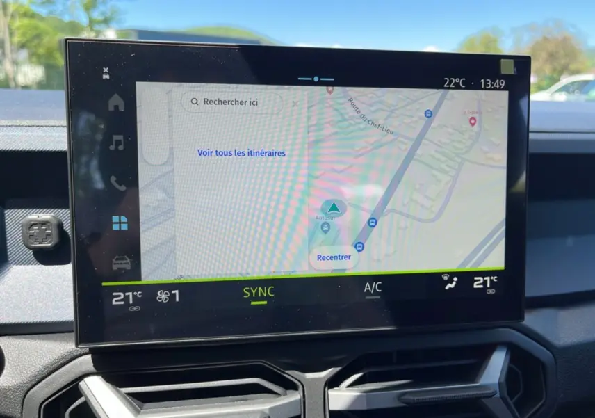 Écran tactile central du tableau de bord du Dacia Bigster 2025 affichant la navigation GPS en mode jour.