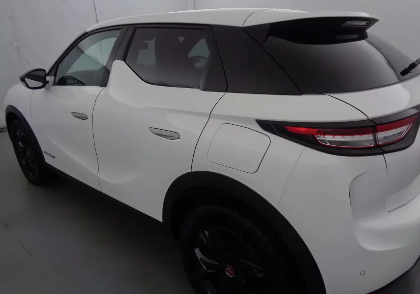 Vue 3/4 arrière droite du DS3 Crossback blanc banquise avec toit noir et jantes noires distinctives