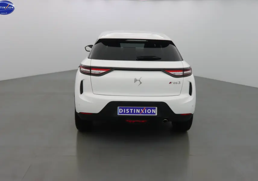 Vue arrière d'une DS3 Crossback blanche Banquise avec feux LED étirés et logo DS centré sur le hayon.