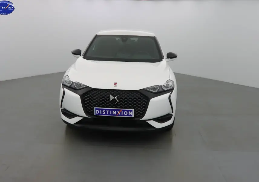 Vue avant d'une DS3 Crossback blanc banquise avec calandre noire texturée et rétroviseurs noirs sur fond neutre.