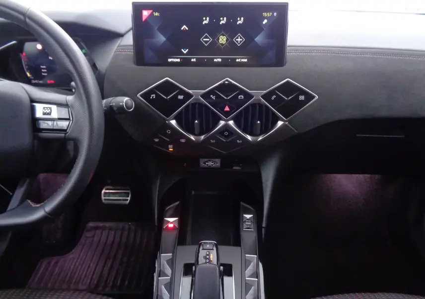 Vue centrée sur la console centrale et le tableau de bord du DS3 Crossback blanc banquise, avec écran tactile et commandes géométriques.