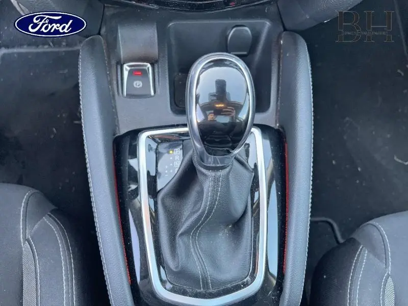 Levier de vitesse noir en cuir vu de dessus dans l'habitacle du Nissan Qashqai gris Squale 2019.