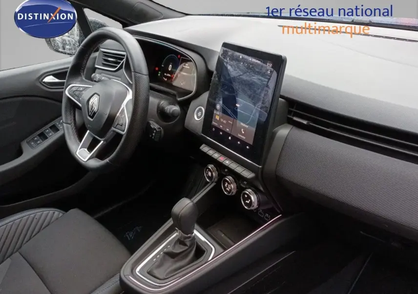 Intérieur de Renault Clio 2024, vue côté conducteur, tableau de bord avec écran tactile vertical et levier de boîte auto.