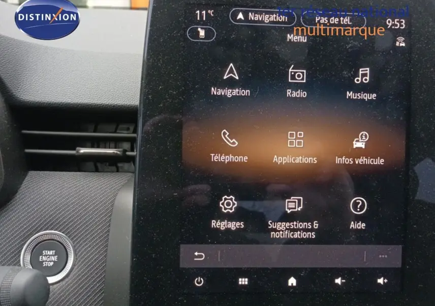 Écran tactile central de la Renault Clio 1.6 E-TECH 2024 avec menu multimédia et bouton Start Engine Stop visible.