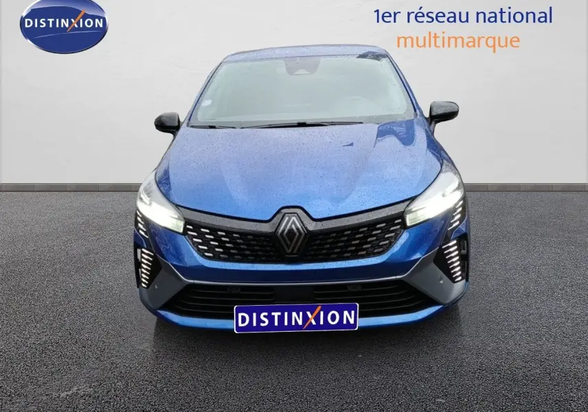 Vue frontale d'une Renault Clio 1.6 E-TECH 145ch Full Hybrid Esprit Alpine en bleu Iron Metal avec feux allumés.